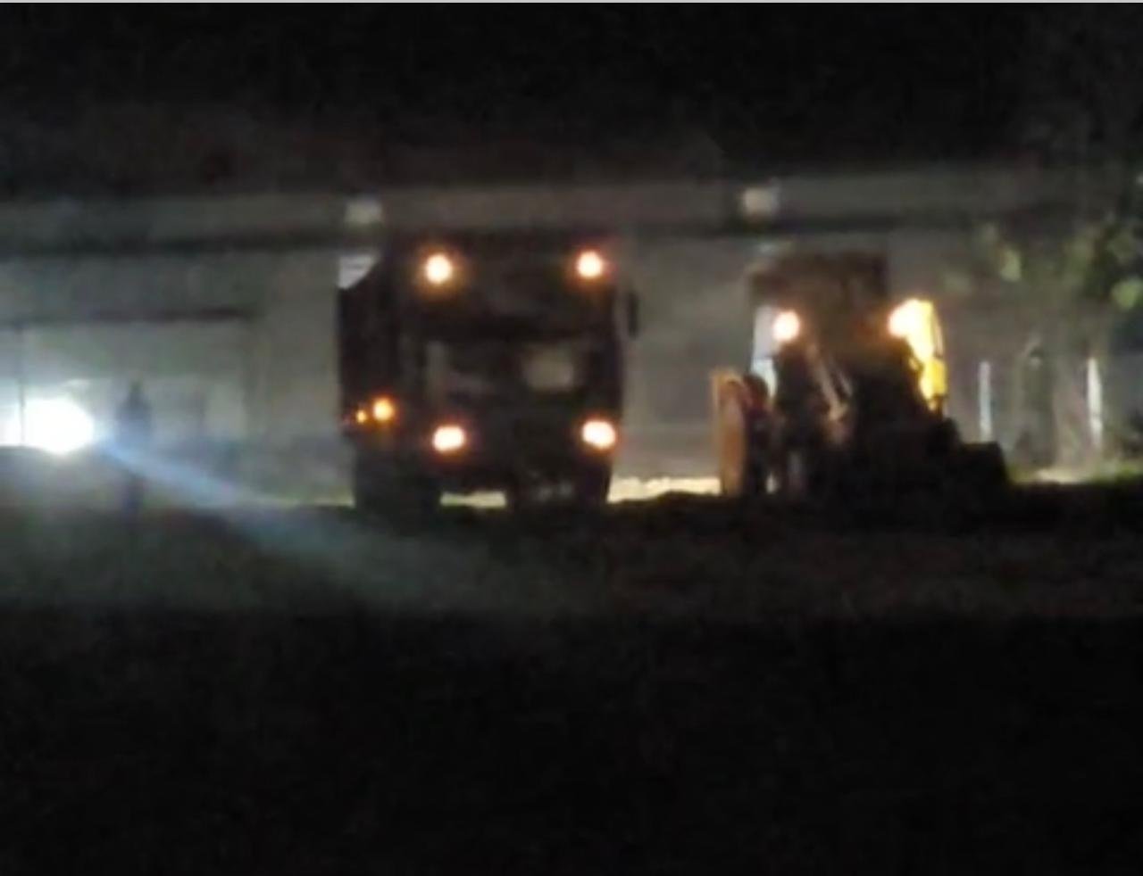 अनुमति दिन की और रात में कर दिया धरती का सीना छलनी, एक ही रात में  खुदाई  कर उठा लिए 194 डंपर, रात को फिर शुरू किया खनन, आखिर किसकी शह पर हो रहा खनन, होली पर्व की आड़ में कर दिया खेल, सिस्टम की कार्यशैली पर खड़े हुए सवाल, माफिया हो रहे मालामाल